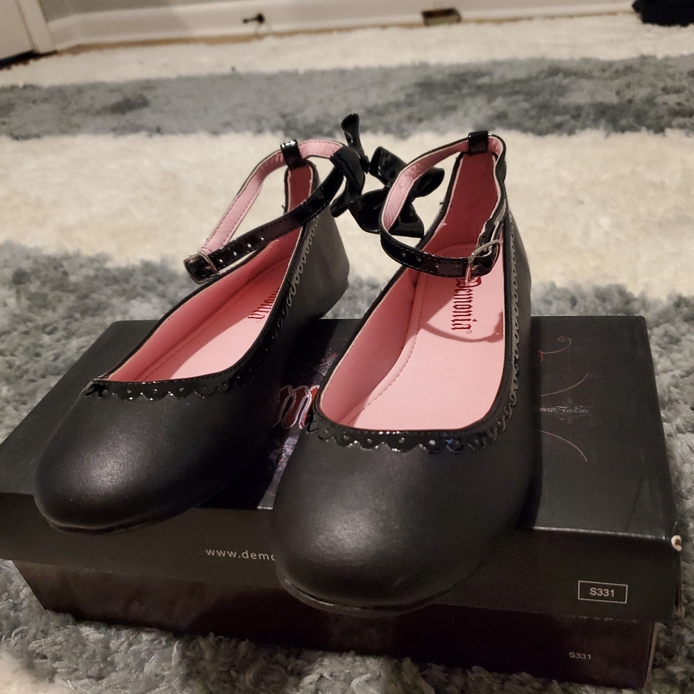 Demonia flats